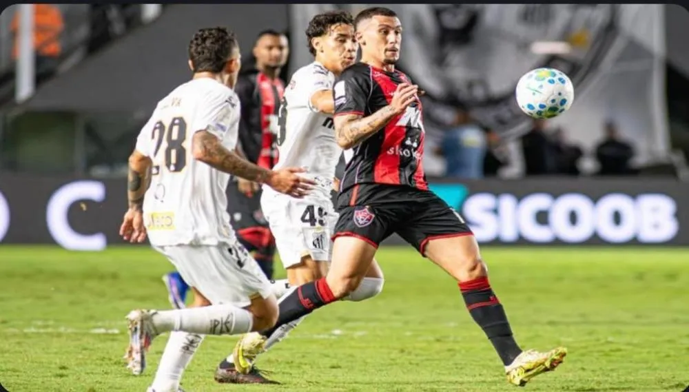 JOGANDO NA VILA BELMIRO, VITÓRIA SOFRE REVÉS EM NOITE QUE O ADVERSÁRIO FOI MAIS EFETIVO