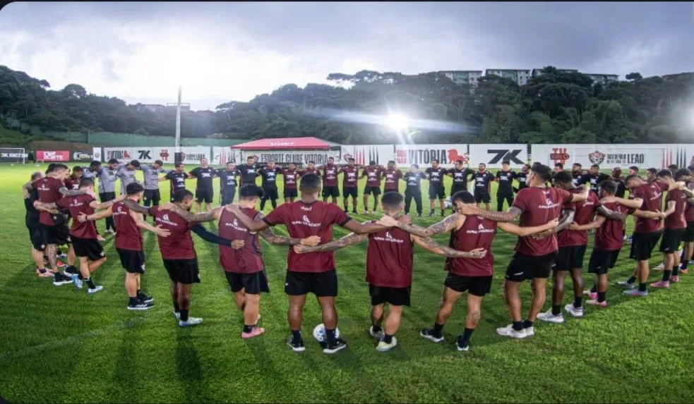 VITÓRIA APRONTA NO DIA EM HOMENAGEM AO TRABALHADOR PARA RECEBER A VISITA DO CORITIBA NO BARRADÃO