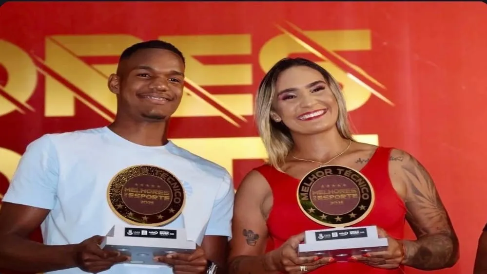 ATLETAS DA EQUIPE DE REMO E O TÉCNICO FORAM PREMIADOS EM EVENTO PROMOVIDO PELA SUDESB