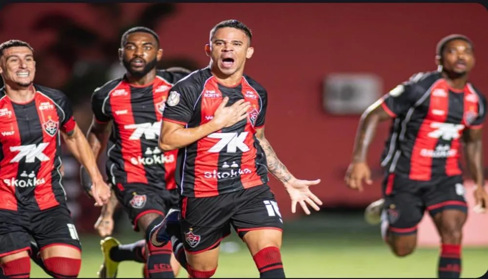 COM ESPETÁCULO DA TORCIDA, VITÓRIA SE IMPÕE SOBRE O FLAMENGO E AVANÇA ÀS OITAVAS DA COPA DO BRASIL