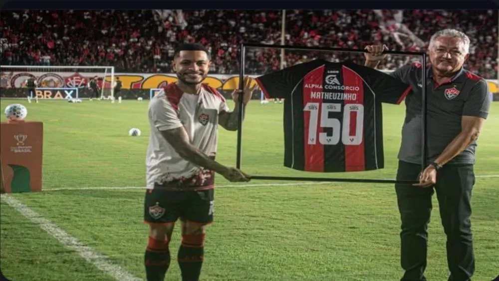 MATHEUZINHO É HOMENAGEADO POR ALCANÇAR A MARCA DE 150 JOGOS COM A CAMISA RUBRO-NEGRA