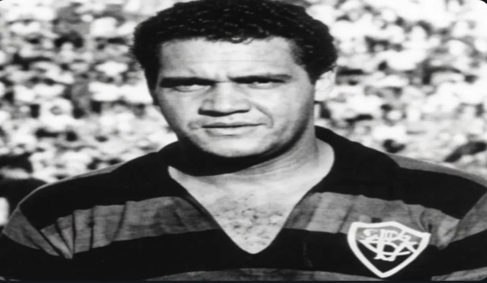 VITÓRIA COMUNICA COM PESAR A MORTE DE ROMENIL, O XERIFE DA DEFESA RUBRO-NEGRA