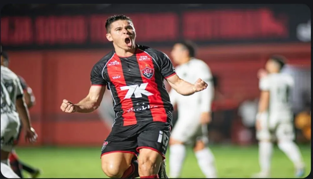 VITÓRIA GOLEIA COM DIREITO A GOL DE OSVALDO DE BICICLETA E FICA EM VANTAGEM PARA GARANTIR VAGA NA FINAL DO NORDESTÃO